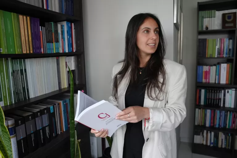 Francisca Contardo revisando un caso